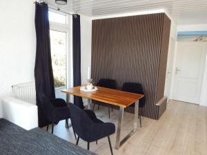 Posezení v ubytování Wunderschoenes-freistehendes-Ferienhaus-an-der-See-Sauna-Strand-Yachthafen-WLAN