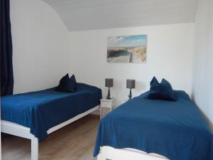 Postel nebo postele na pokoji v ubytování Wunderschoenes-freistehendes-Ferienhaus-an-der-See-Sauna-Strand-Yachthafen-WLAN