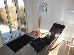 Posezení v ubytování Wunderschoenes-freistehendes-Ferienhaus-an-der-See-Sauna-Strand-Yachthafen-WLAN