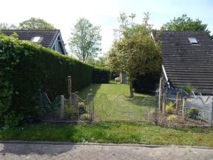 Zahrada ubytování Wunderschoenes-freistehendes-Ferienhaus-an-der-See-Sauna-Strand-Yachthafen-WLAN