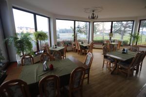 Restauracja lub miejsce do jedzenia w obiekcie Adampol Pokoje