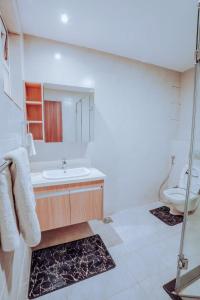 Koupelna v ubytování Silvermist Two & Three Bedrooms Wonderiss Homes Westland Living with close proximity to UN, Karura forest & Sarit Mall