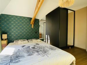 Un dormitorio con una cama con un dibujo en ella. en La TOUR, en Rodez