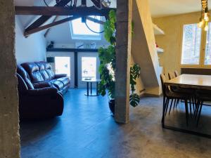 una sala de estar con un sofá y una mesa en La TOUR, en Rodez 29 fotos más