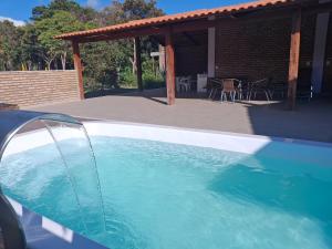 A piscina localizada em Chalé dos Campos ou nos arredores