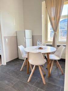 阿诺尔德施泰因Apartment Reiger的配有桌椅和冰箱的厨房