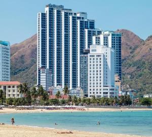 una vista de una playa con edificios altos en Scenia Bay seaview apartment Nha Trang - GB, en Nha Trang