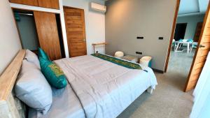 Nathon BayにあるSunterra villa Seaviewの部屋にある大きな白いベッドのある寝室