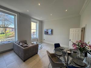 Χώρος καθιστικού στο Full Apartment with secure parking great views