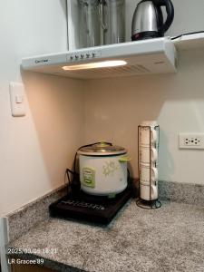 - une cuisine équipée d'une cuisinière et d'une cuisinière dans l'établissement Eman's Crib, à Cagayán de Oro