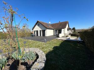 una casa bianca con cortile e vialetto di La maison des vignes 3chambres jardin proche Reims a Jonchery-sur-Vesle