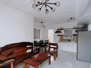 Η κουζίνα ή μικρή κουζίνα στο Deluxe Bedroom with free WiFi, Airconditioning, & Swimming Pool +9 φωτογραφίες