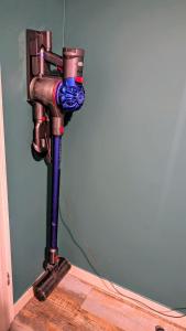ein Metallobjekt auf einem Rohr in einem Raum in der Unterkunft Jolie appartement avec piscine et parking privé Menton in Gorbio