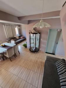 a living room with a table and a dining room at Quarto confortável com banheiro privativo em aconchegante residência in Varginha