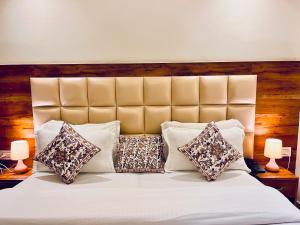 Maclo Classic Luxury Resort - #Lavish & Luxury Rooms #Big Parking #Lift #All Balcony Rooms #Prime Location #Top Selling #Property in Mcleodganj客房内的一张或多张床位