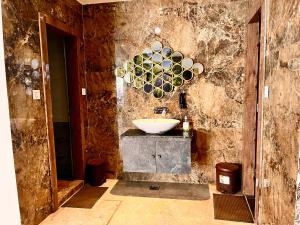 Maclo Classic Luxury Resort - #Lavish & Luxury Rooms #Big Parking #Lift #All Balcony Rooms #Prime Location #Top Selling #Property in Mcleodganj的一间浴室