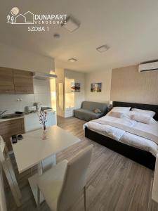 Postel nebo postele na pokoji v ubytování Dunapart Vendégház Esztergom + 18 fotografií