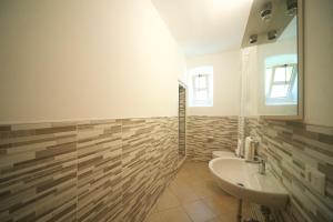 łazienka z 2 toaletami i umywalką w obiekcie Al Vecchio Convento Mare e Monti w mieście Ortonovo