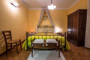 1 dormitorio con 1 cama con dosel en Giannetti Bed & Breakfast, en Poggio alle Mura