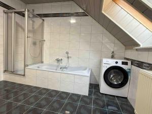 a bathroom with a washing machine and a washer at WA1002 Geräumige Monteurwohnung Übergangswohnung in Wackersdorf