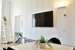 TV a/nebo společenská místnost v ubytování PORTA NUOVA SUITES