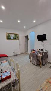 a living room with tables and a flat screen tv at Appartamento intero Casa vacanze Espó in Naples