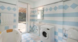un bagno con un lavandino del water e una lavatrice di Vetas Vintage Villas - by RentalsPro Akti Elia Halkidiki a Elia