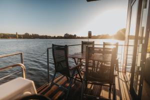 Gallery image of Schwimmendes Ferienhaus "Enola" Ihr Riverloft auf der Havel in Fürstenberg-Havel
