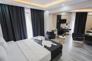 Кровать или кровати в номере Grand Özer Hotel