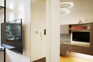 TV a/nebo společenská místnost v ubytování PORTA NUOVA SUITES