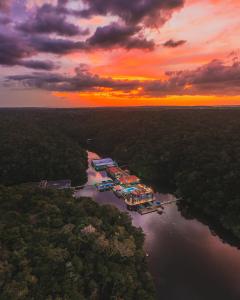 マナウスにあるUiara Amazon Resortの夕日の川の桟橋の空中