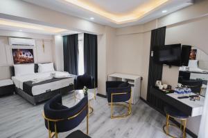 Кровать или кровати в номере Grand Özer Hotel