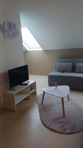 TV a/nebo společenská místnost v ubytování Cosy app near sea