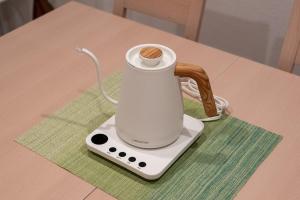 un mixeur blanc assis au-dessus d'une table dans l'établissement Y's INN アネックス 012T, à Tokyo