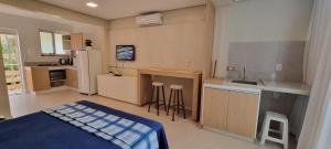 Zimmer mit einer Küche mit einem Bett und einer Theke in der Unterkunft Jk LOFT à beira-mar de CAPÃO DA CANOA, com ar condicionado split in Capão da Canoa + 8 Fotos