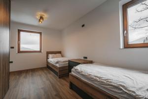 Un dormitorio con dos camas y una ventana. en Villa Brje with Seasonal Pool, en Dobravlje