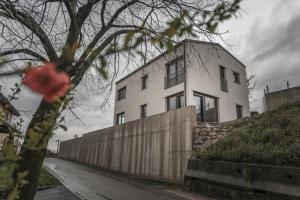 una casa blanca con una valla delante en Villa Brje with Seasonal Pool, en Dobravlje