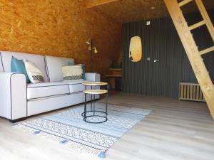 ein Wohnzimmer mit Sofa und Tisch in der Unterkunft Courela do Moinho in Ciborro