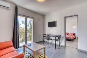 una sala de estar con un sofá y una mesa en Appartement 4 personnes, en Balaruc-le-Vieux