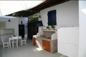 a kitchen and dining room with a table and chairs at Con i piedi nell'acqua in Stromboli
