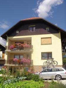 ein Haus mit einem davor geparkt in der Unterkunft Apartment Ani in Bled