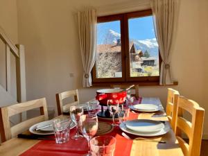 einen Esstisch mit Bergblick in der Unterkunft Chalet rénové à Samoëns - Calme et confort avec terrasse - FR-1-624-178 in Samoëns + 8 Fotos