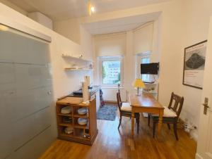 a kitchen with a desk and a table and chairs at PInahaus in Wuppertal