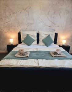 a bedroom with a bed with towels on it at Bahnhofsnahes Altstadt-Paradies in Cottbus