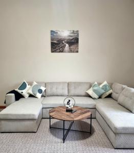 a living room with a couch and a coffee table at Bahnhofsnahes Altstadt-Paradies in Cottbus