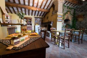 cocina y comedor con mesa y sillas en Giannetti Bed & Breakfast, en Poggio alle Mura