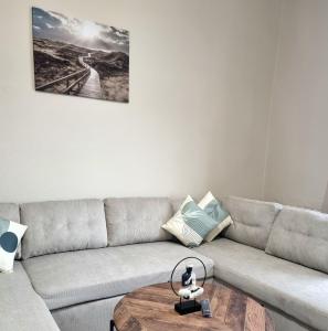 a living room with a couch and a table at Bahnhofsnahes Altstadt-Paradies in Cottbus