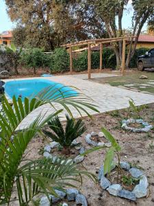 un giardino con piscina e recinzione in legno di Suítes Serra do Cipó a Santana do Riacho
