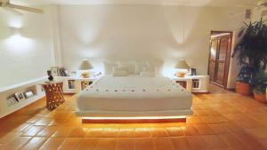 シワタネホにあるOcean Views and a Garden to Fall in Love Withのベッドルーム1室(大きな白いベッド1台、テーブル2台付) +17枚の写真