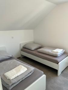two beds sitting next to each other in a room at Ferienwohnung Messewohnung in Cologne